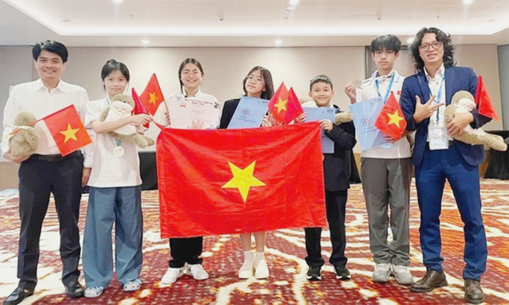 All five Vietnamese students get medals at World Young Physicists Olympiad